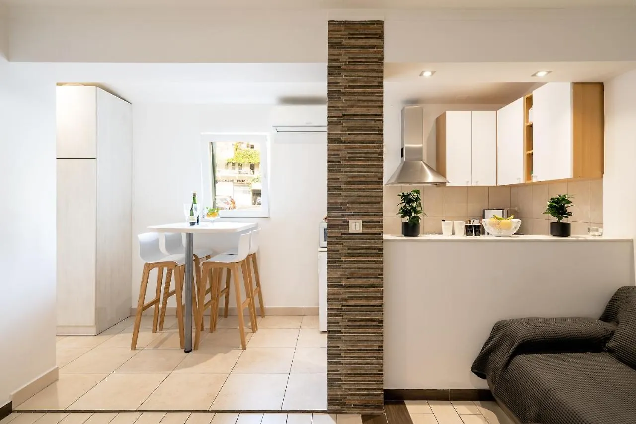 Studio Apartment La Luna Split