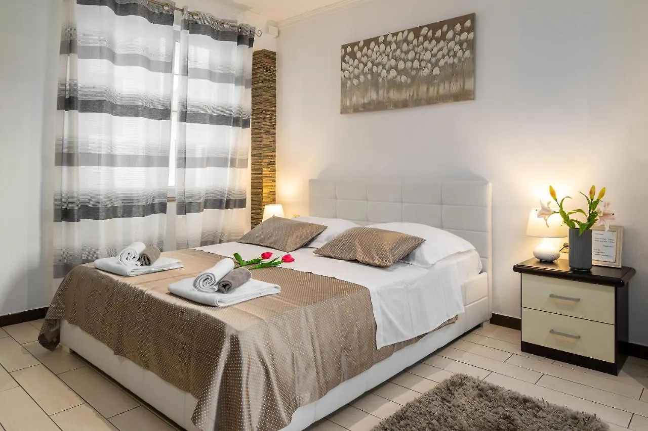 Studio Apartment La Luna Split