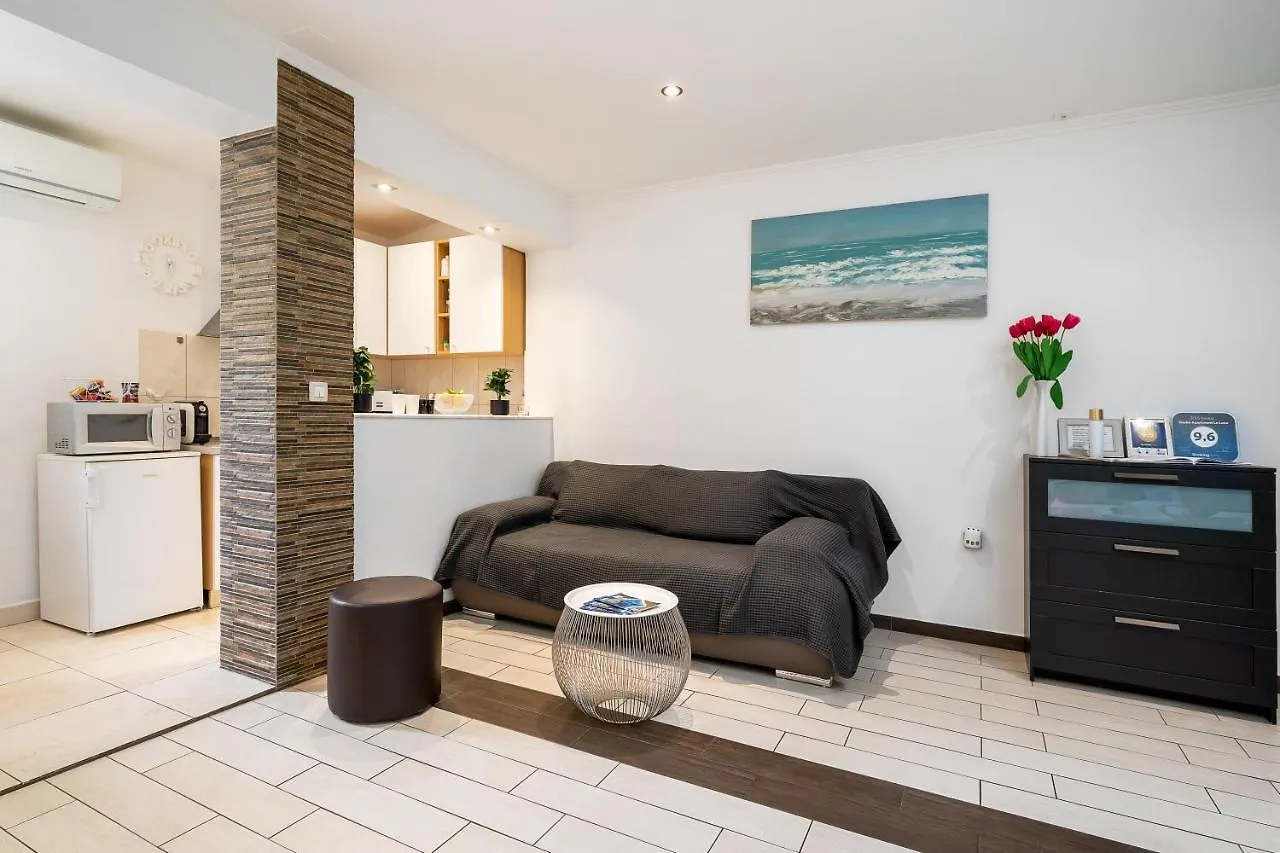 Studio Apartment La Luna contacts